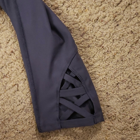 Yoga capris - Picture 3 of 3